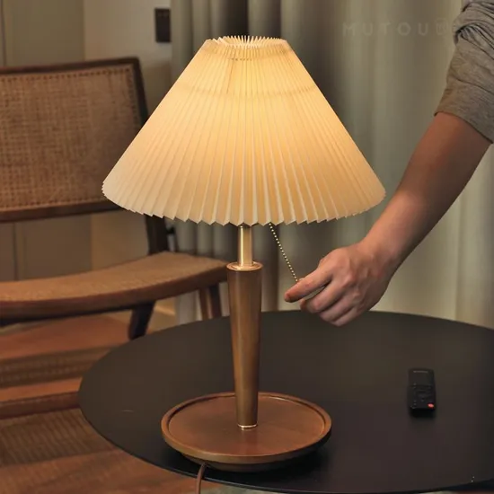 Retro Walnut Pleated Desk Lamp Bedroom Bedside Lighting Nordic Living Room Sofa Bedroom Table Light 